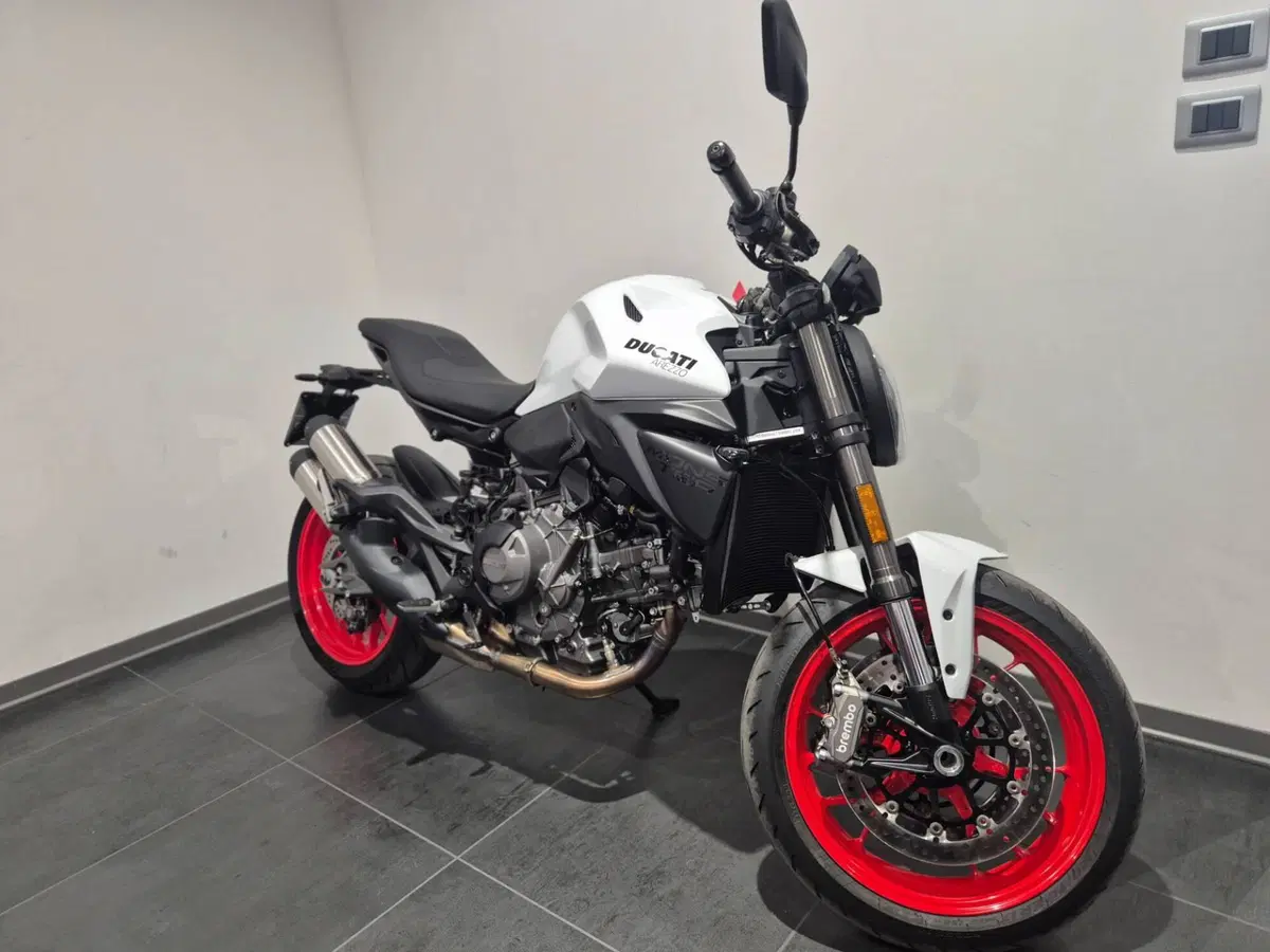 Ducati Monster 890 (2026) (4)
