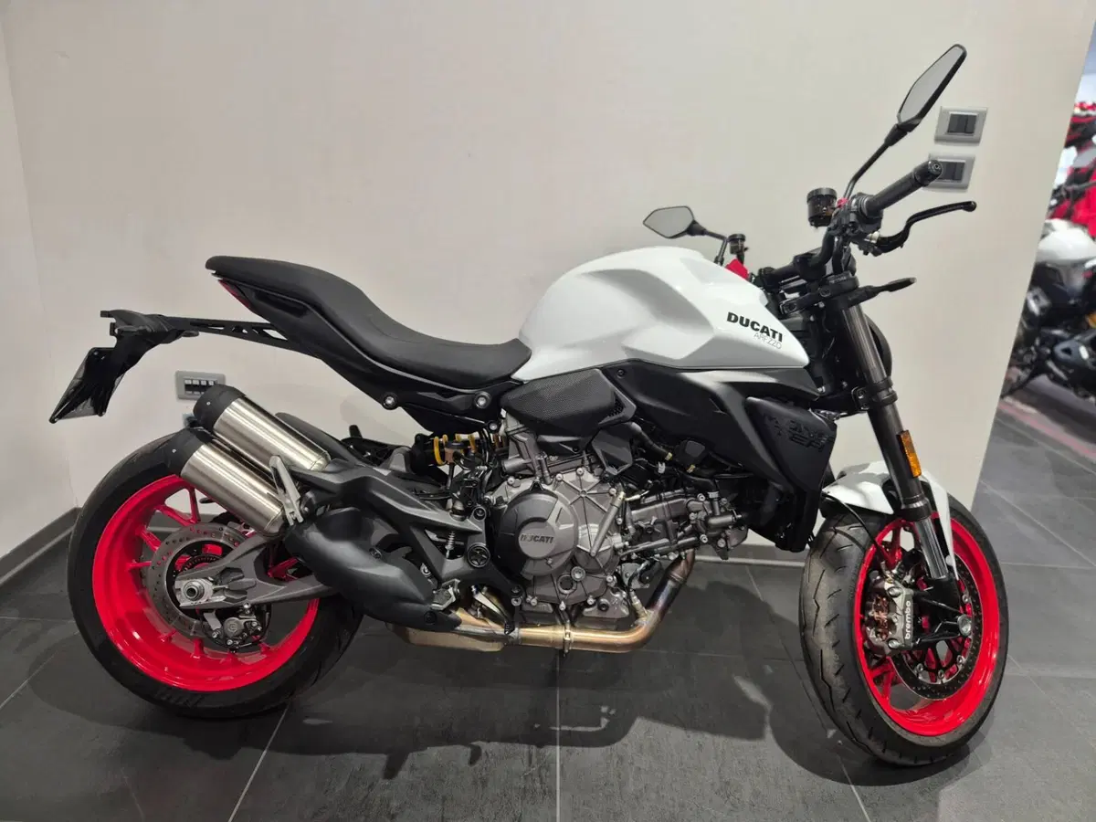 Ducati Monster 890 (2026) (2)