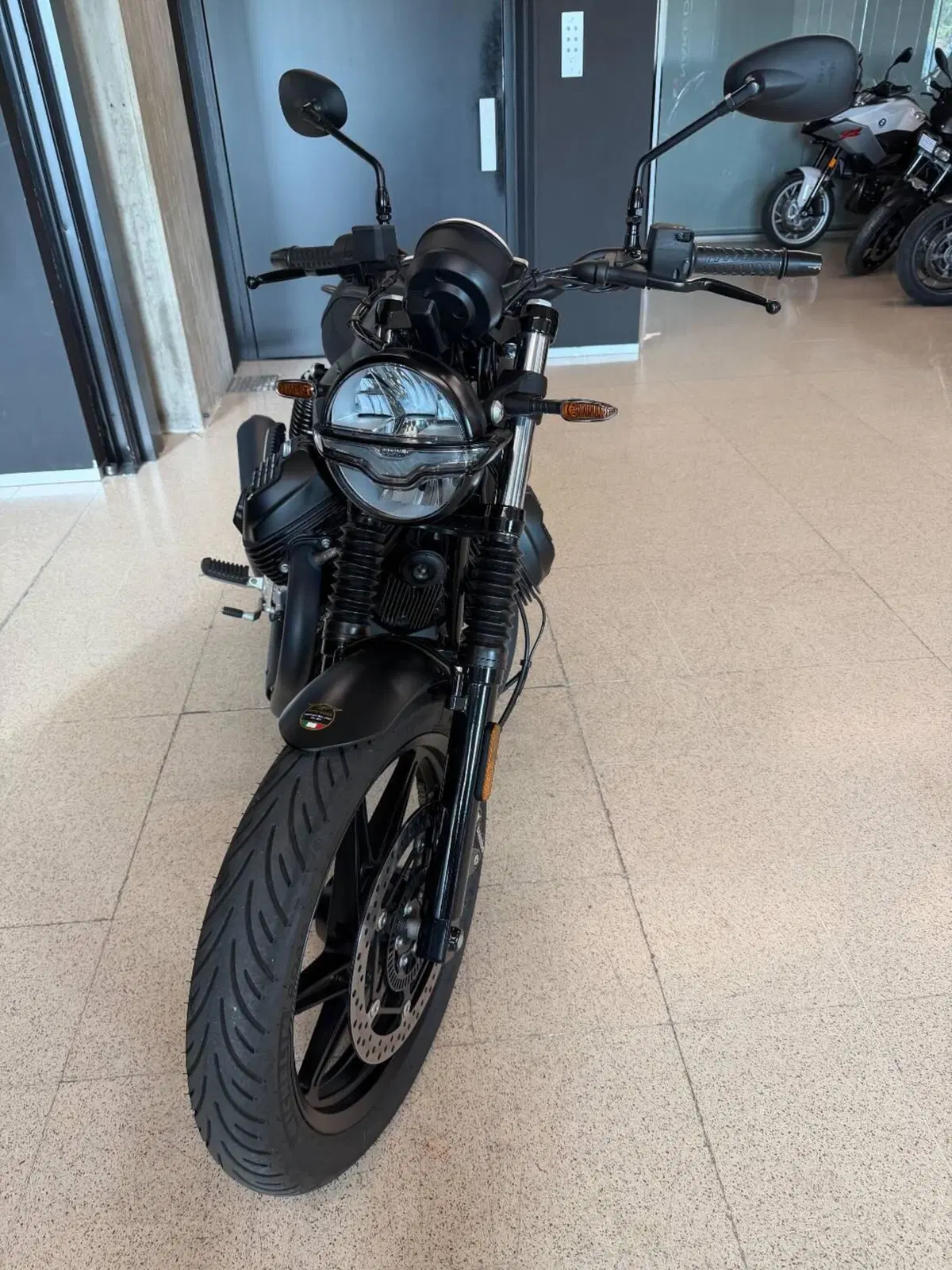 Moto Guzzi V7 Stone (2025 - 26) (3)