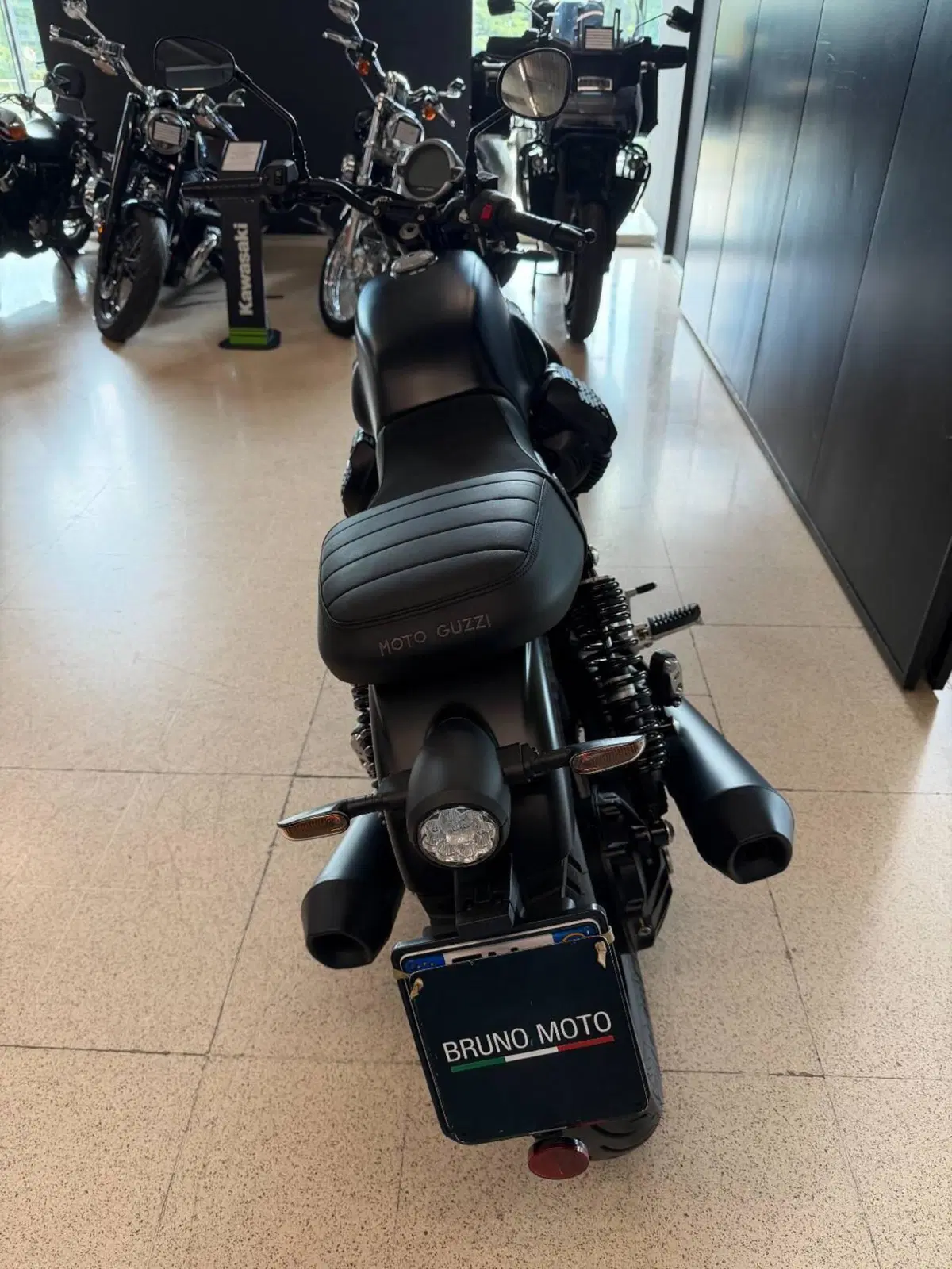 Moto Guzzi V7 Stone (2025 - 26) (4)