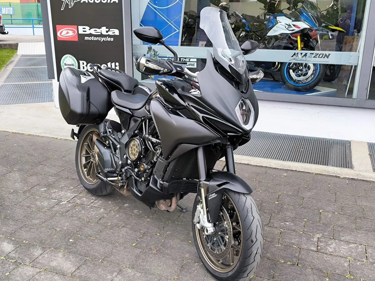 MV Agusta Turismo Veloce 800 Lusso SCS (2021 - 26) (2)