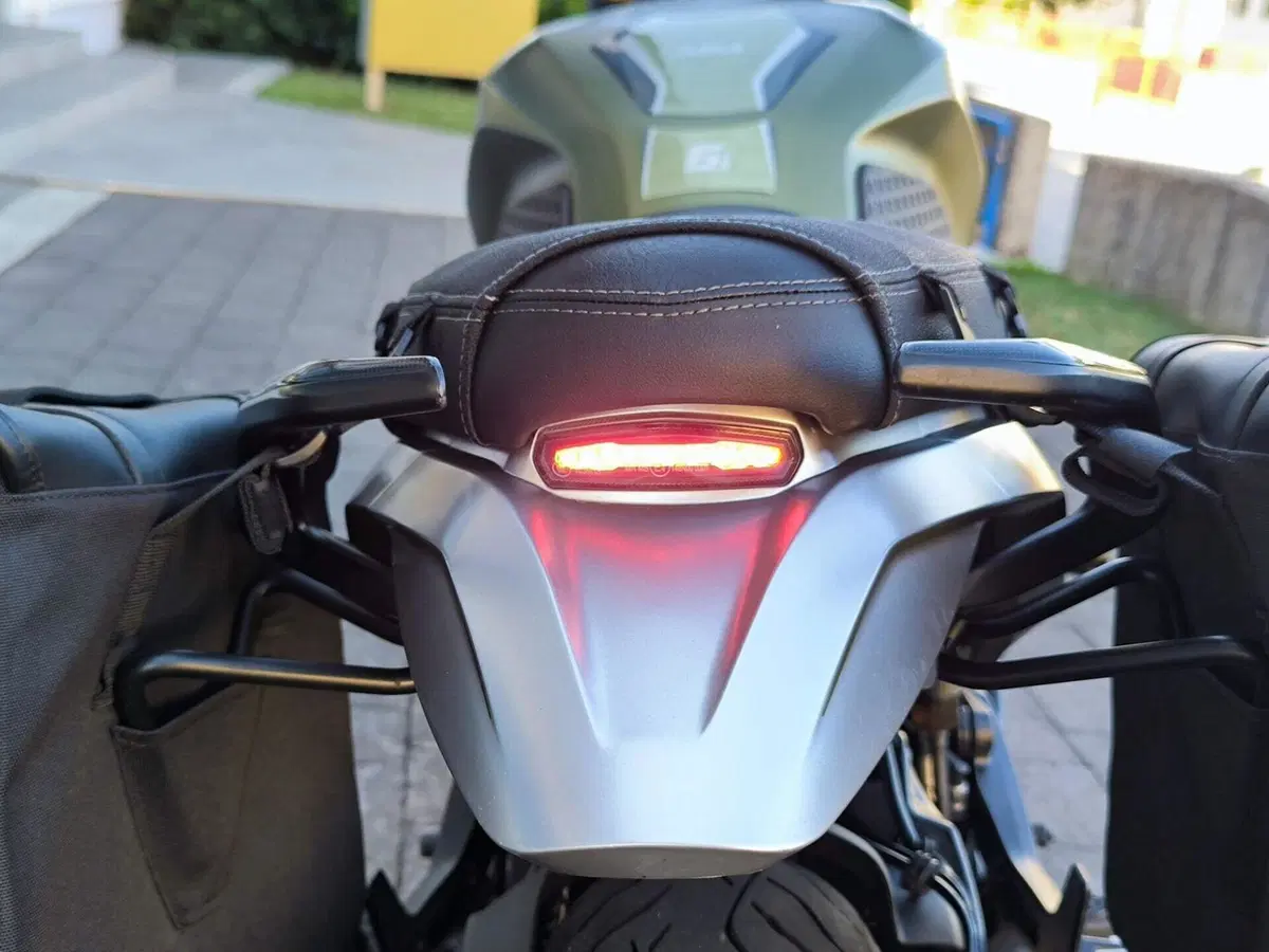 Moto Morini SEIEMMEZZO SCR (2022 - 26) (4)