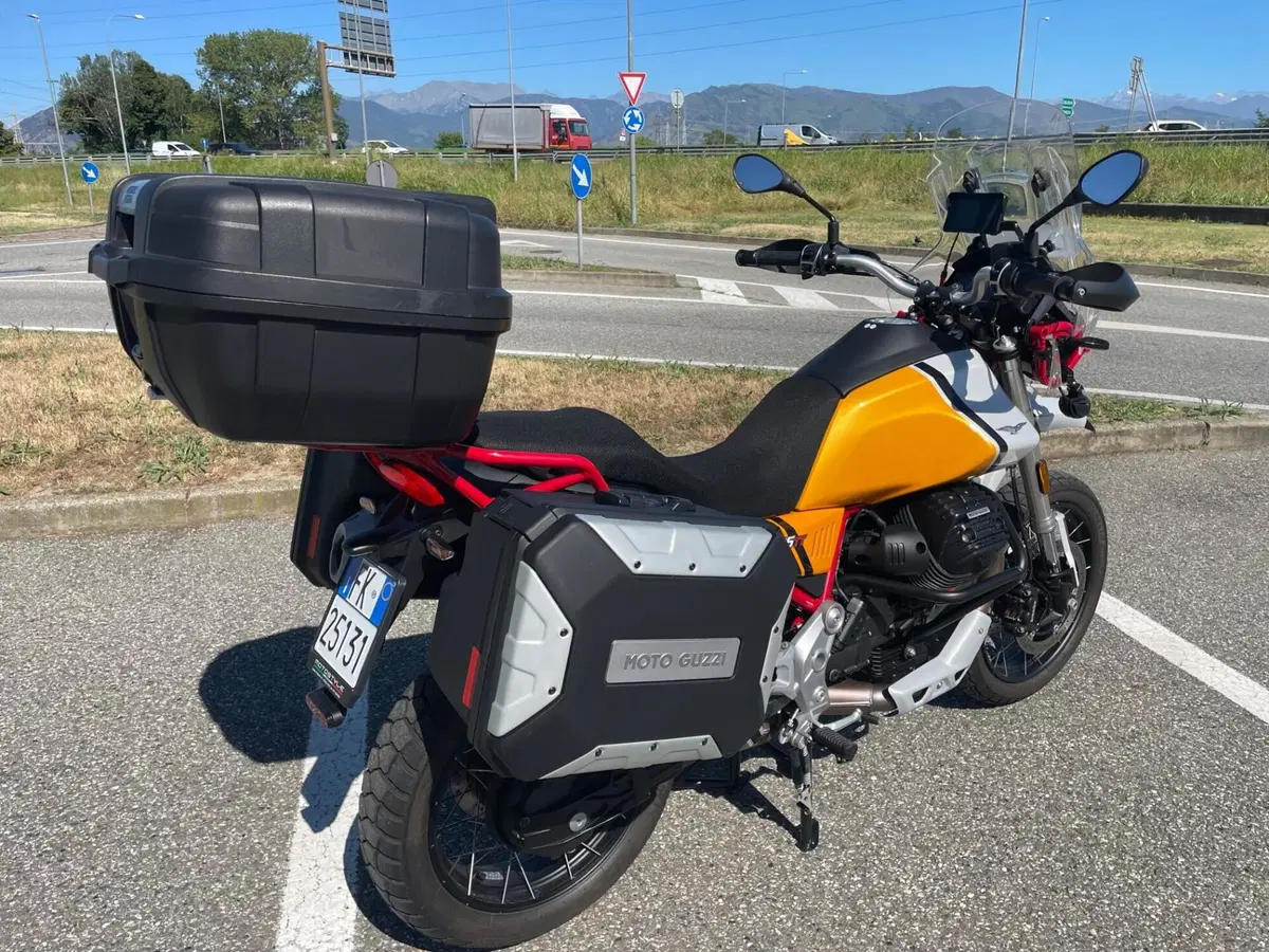 Moto Guzzi V85 TT Evocative Graphics (2021 - 23) (3)