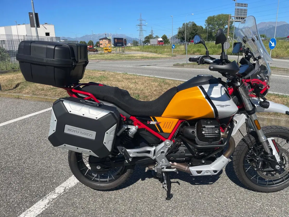 Moto Guzzi V85 TT Evocative Graphics (2021 - 23)