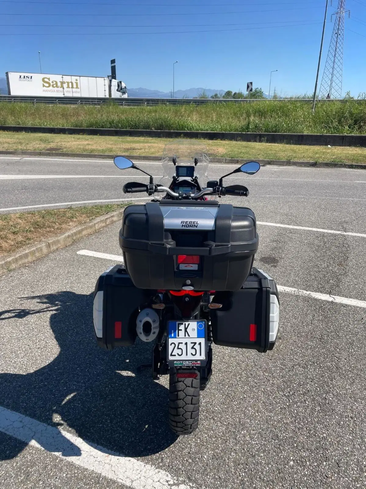 Moto Guzzi V85 TT Evocative Graphics (2021 - 23) (4)