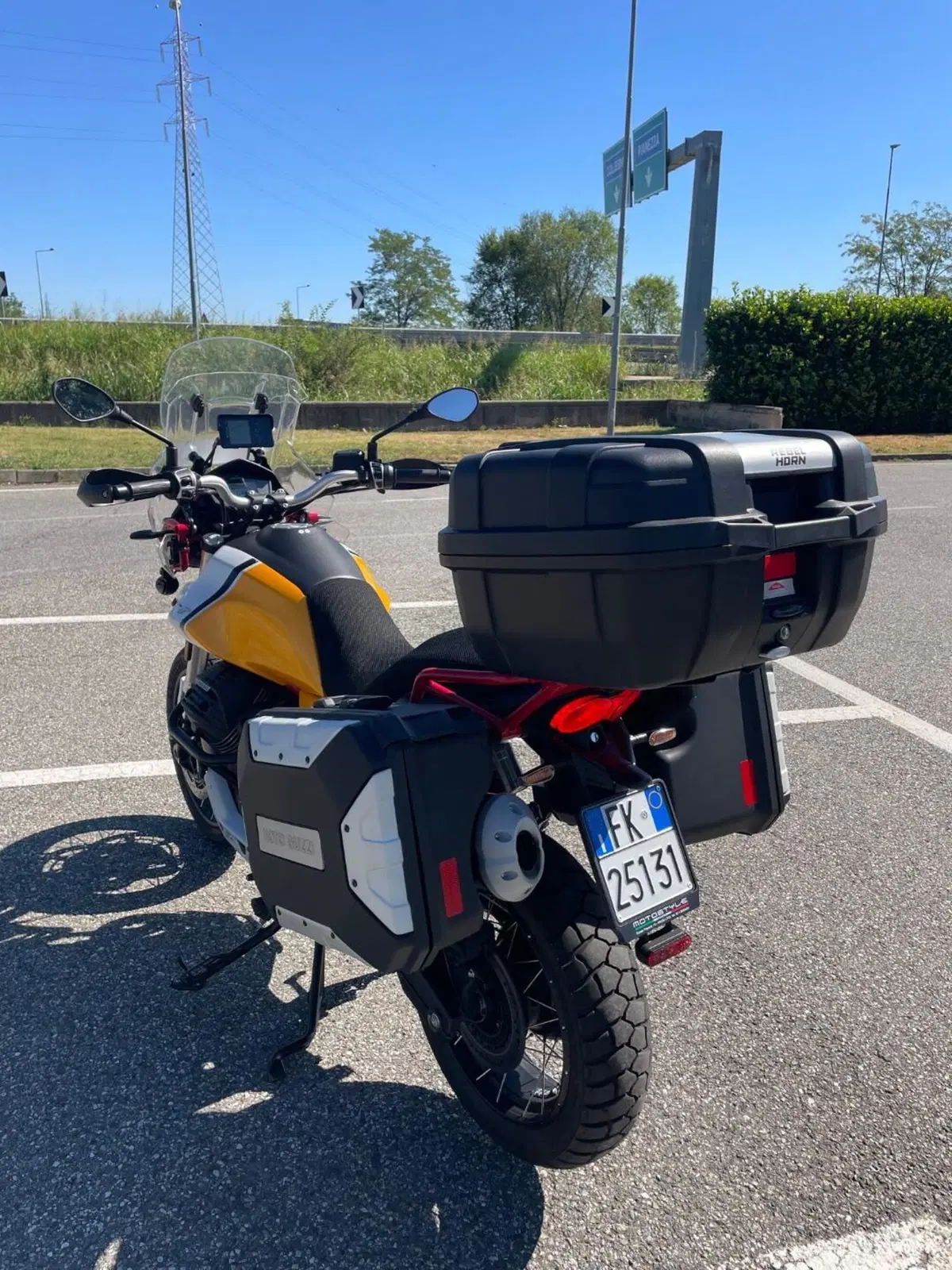 Moto Guzzi V85 TT Evocative Graphics (2021 - 23) (6)