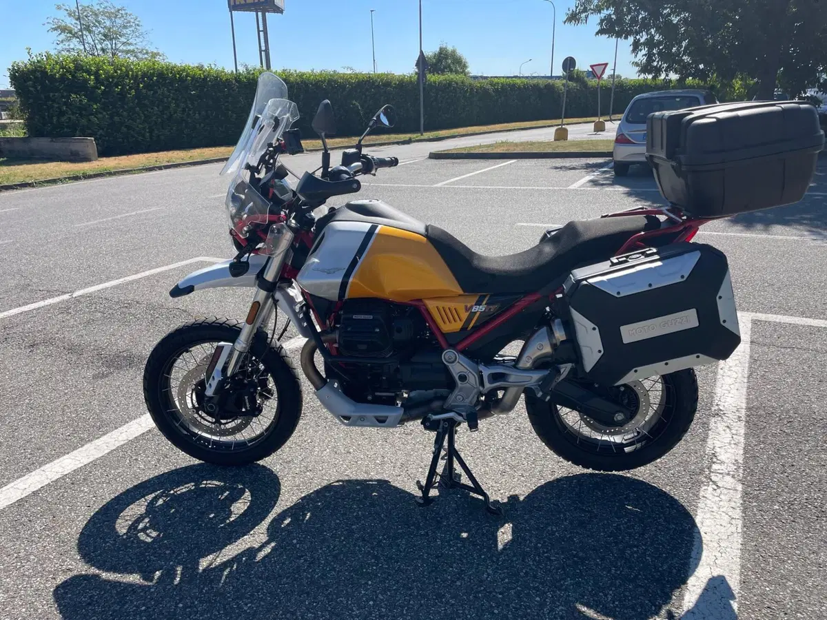 Moto Guzzi V85 TT Evocative Graphics (2021 - 23) (2)