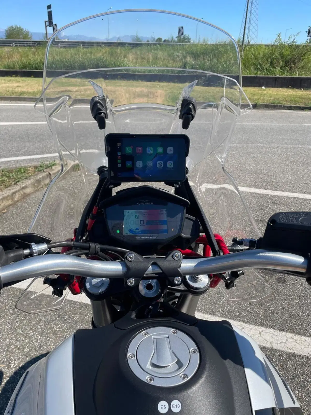 Moto Guzzi V85 TT Evocative Graphics (2021 - 23) (7)