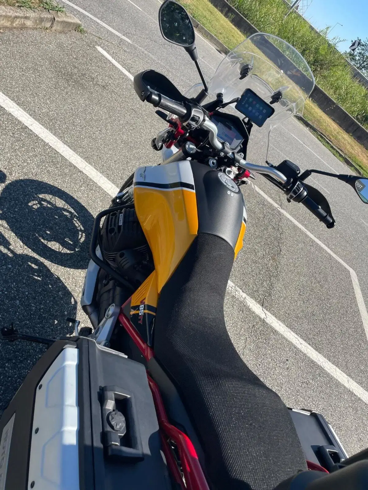 Moto Guzzi V85 TT Evocative Graphics (2021 - 23) (8)