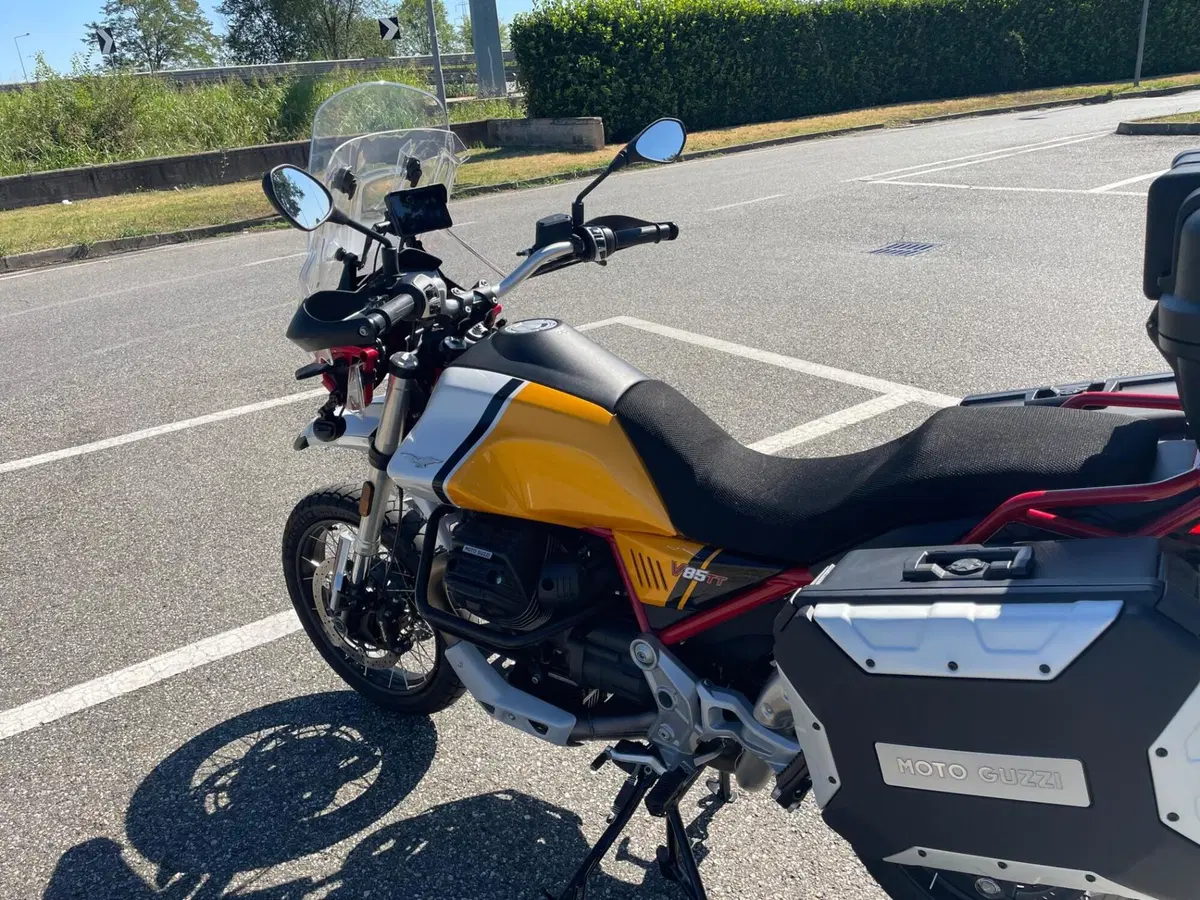 Moto Guzzi V85 TT Evocative Graphics (2021 - 23) (9)