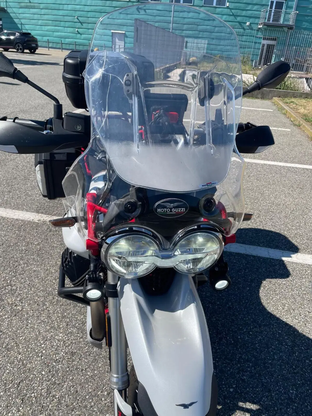 Moto Guzzi V85 TT Evocative Graphics (2021 - 23) (10)