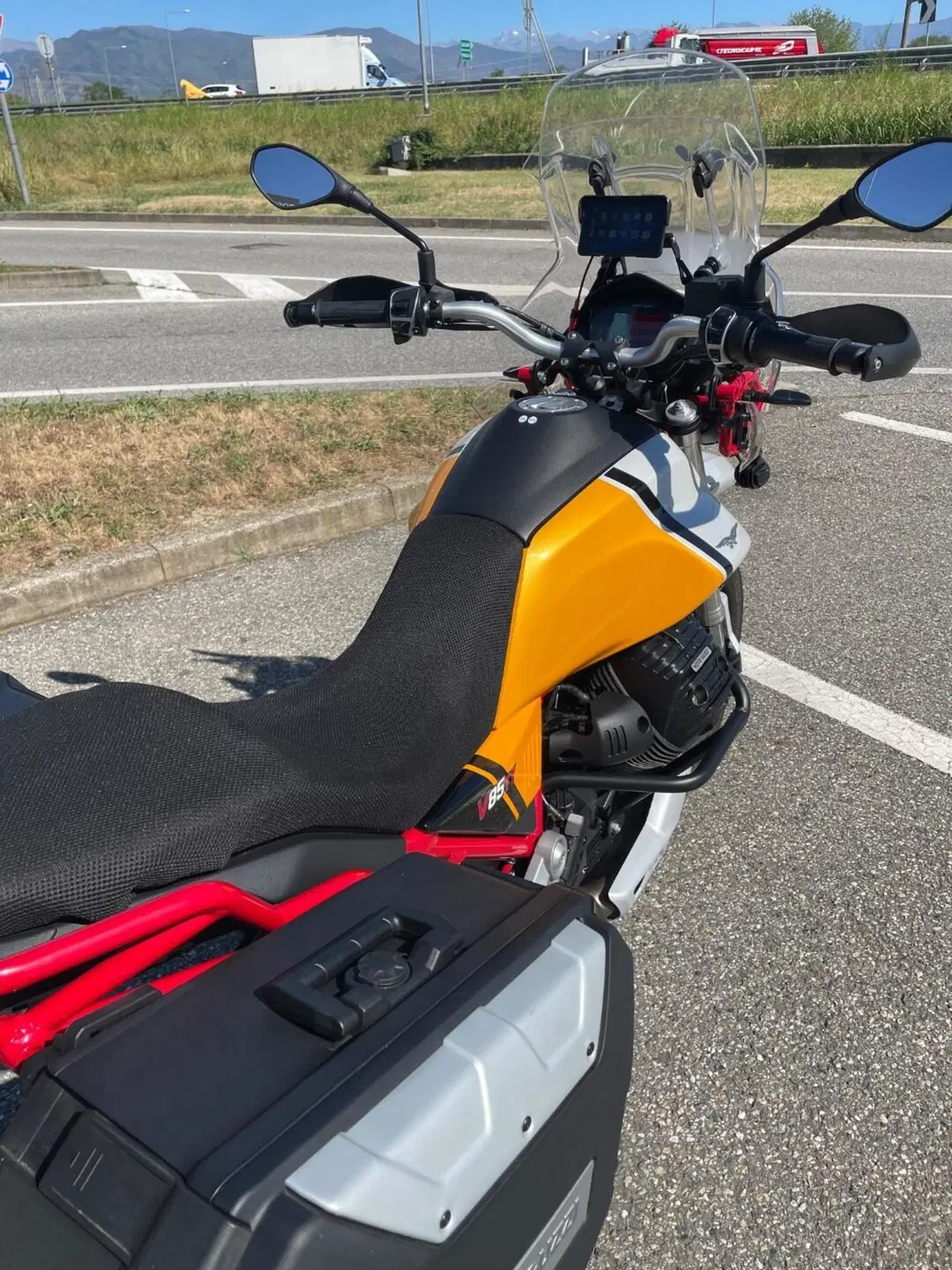 Moto Guzzi V85 TT Evocative Graphics (2021 - 23) (11)