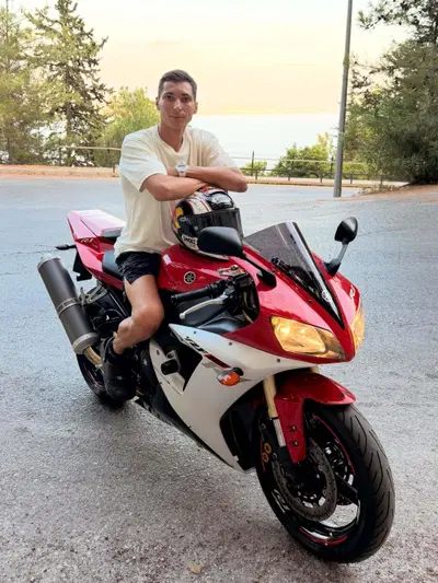 MotoGP 2026. Toprak Razgatlioglu commuove il web: in sella alla storica Yamaha R1 del pap&agrave; Arif