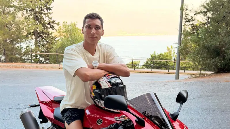 MotoGP 2026. Toprak Razgatlioglu commuove il web: in sella alla storica Yamaha R1 del pap&agrave; Arif