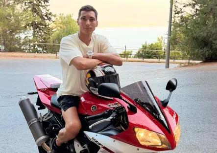 Toprak Razgatlioglu commuove il web: in sella alla storica Yamaha R1 del papà Arif