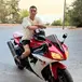 MotoGP 2026. Toprak Razgatlioglu commuove il web: in sella alla storica Yamaha R1 del papà Arif