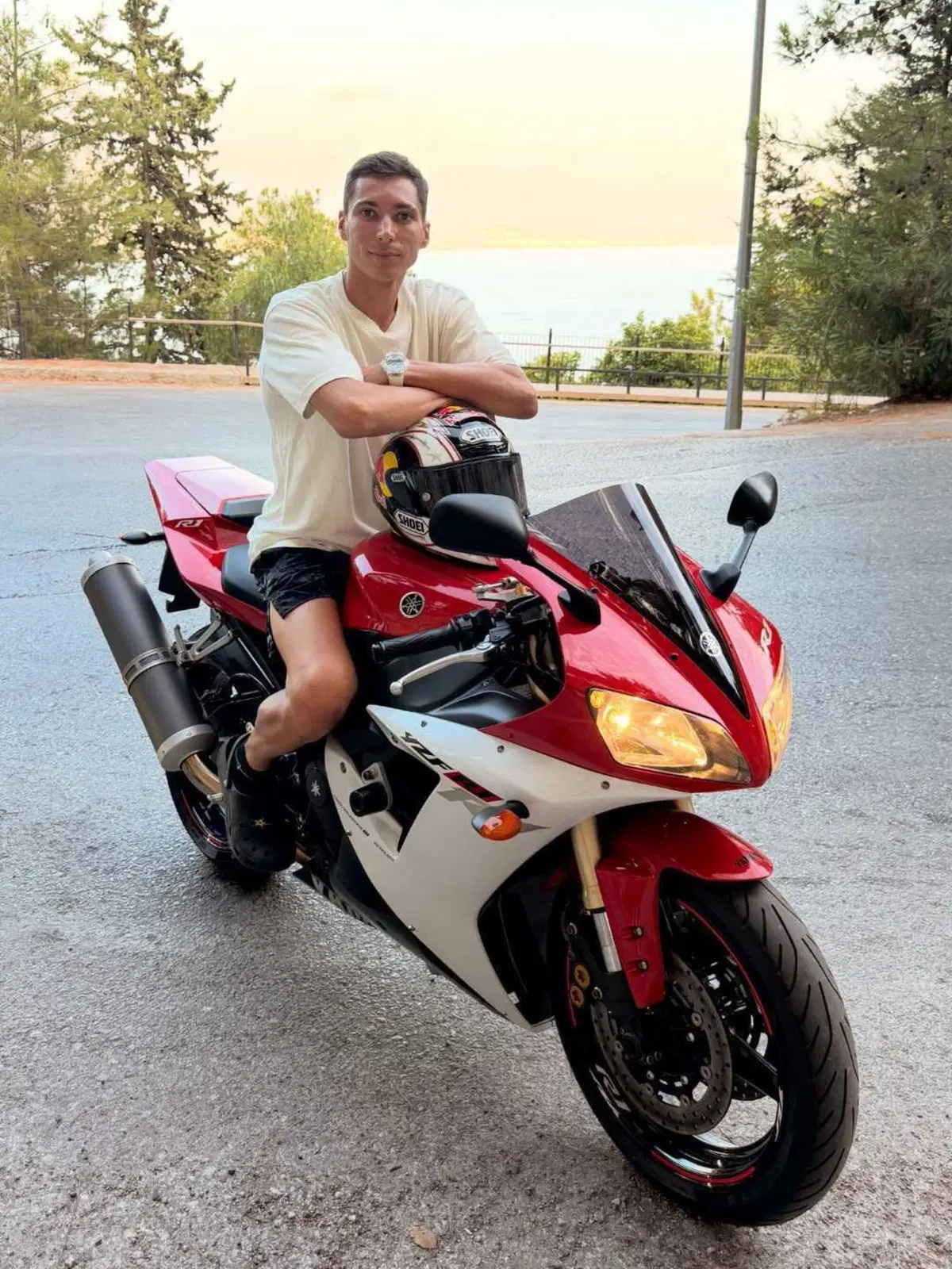 MotoGP 2026. Toprak Razgatlioglu commuove il web: in sella alla storica Yamaha R1 del pap&agrave; Arif
