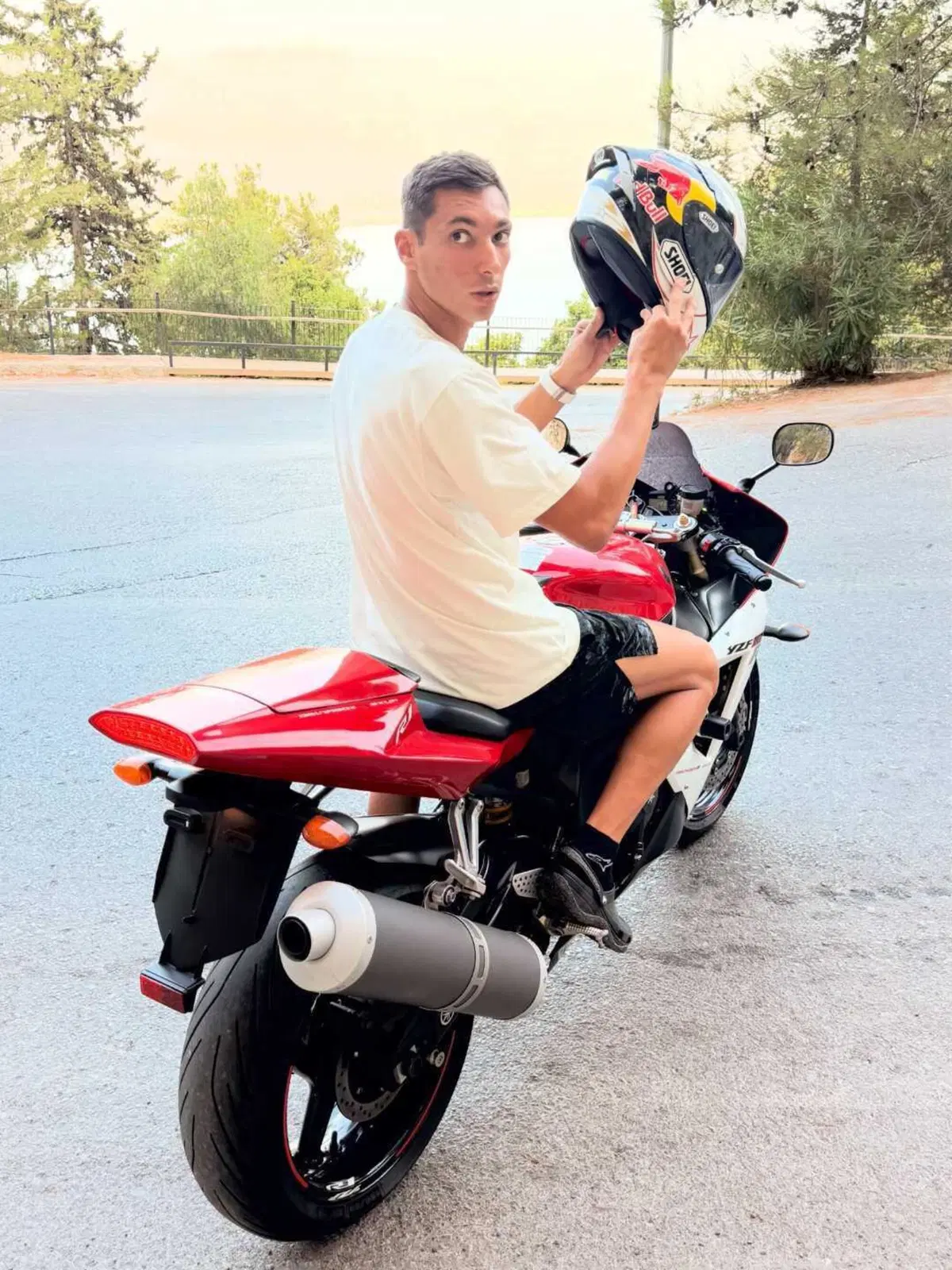 MotoGP 2026. Toprak Razgatlioglu commuove il web: in sella alla storica Yamaha R1 del papà Arif (3)