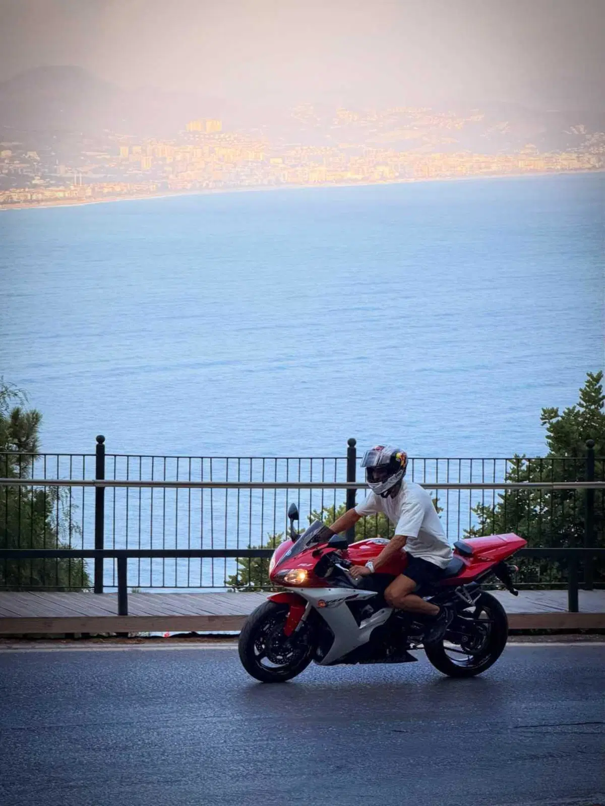 MotoGP 2026. Toprak Razgatlioglu commuove il web: in sella alla storica Yamaha R1 del papà Arif (4)
