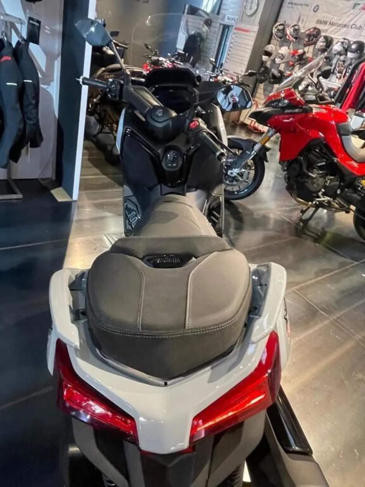 Yamaha X-Max 300 Tech Max (2025 - 26) (5)