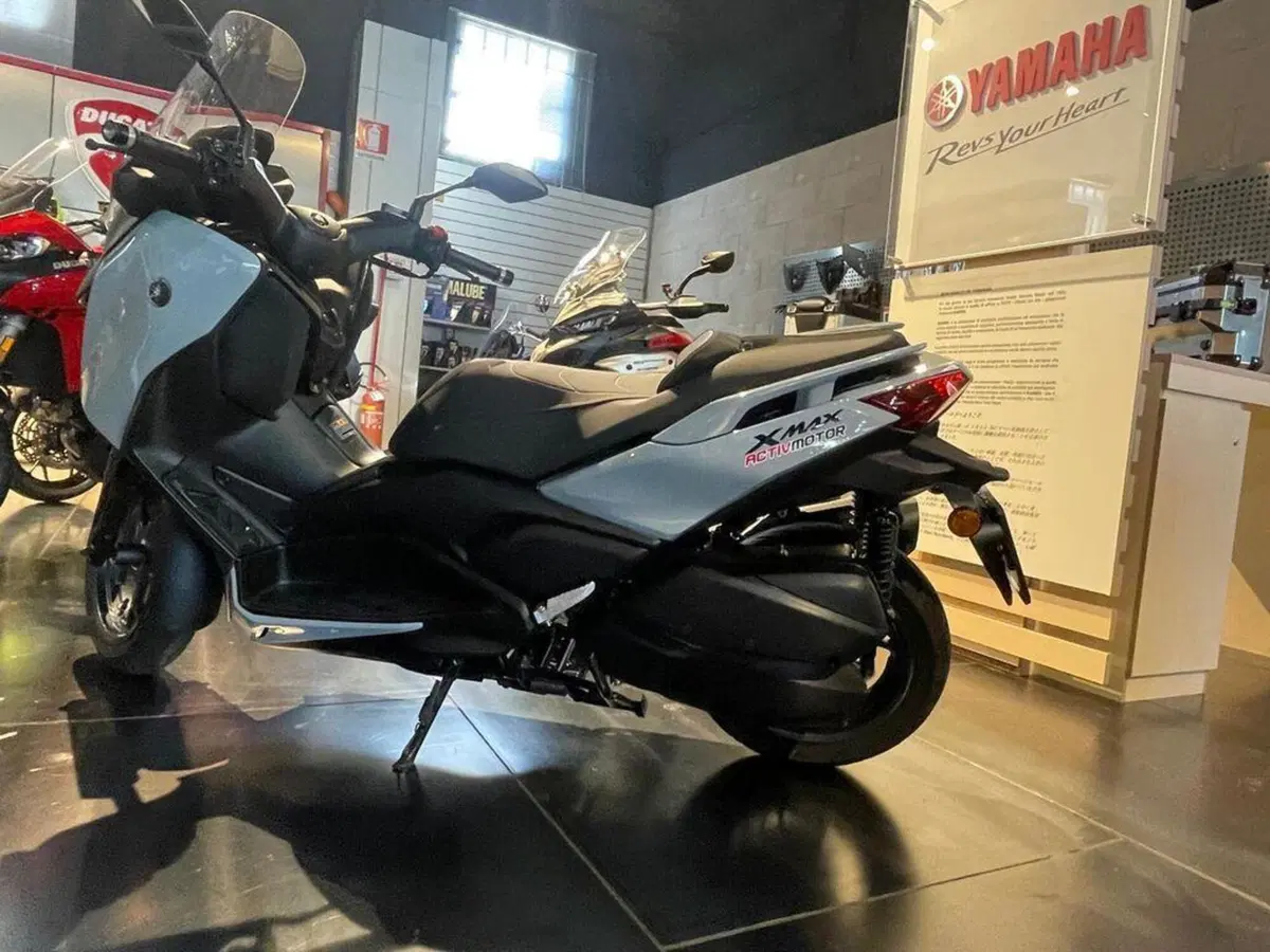 Yamaha X-Max 300 Tech Max (2025 - 26) (4)