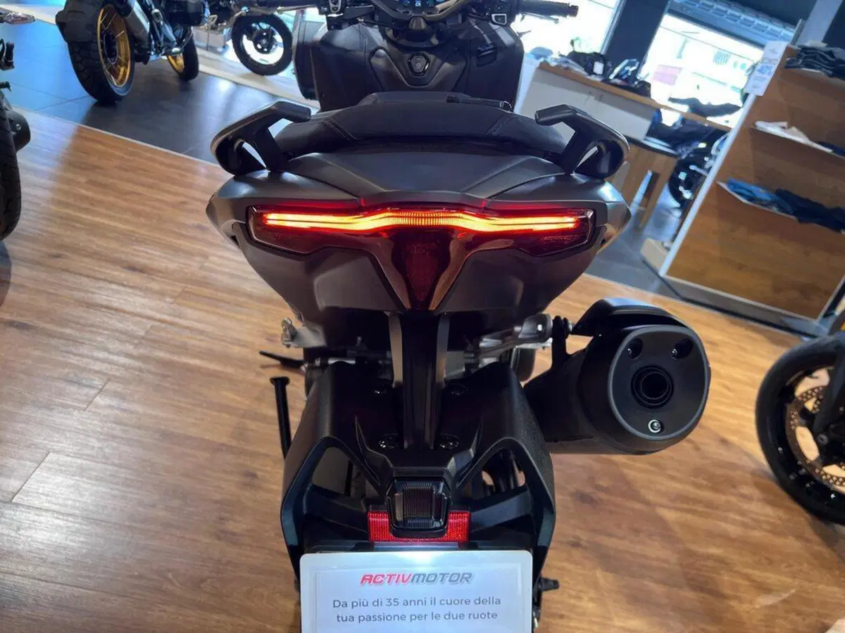 Yamaha T-Max 560 (2025 - 26) (10)