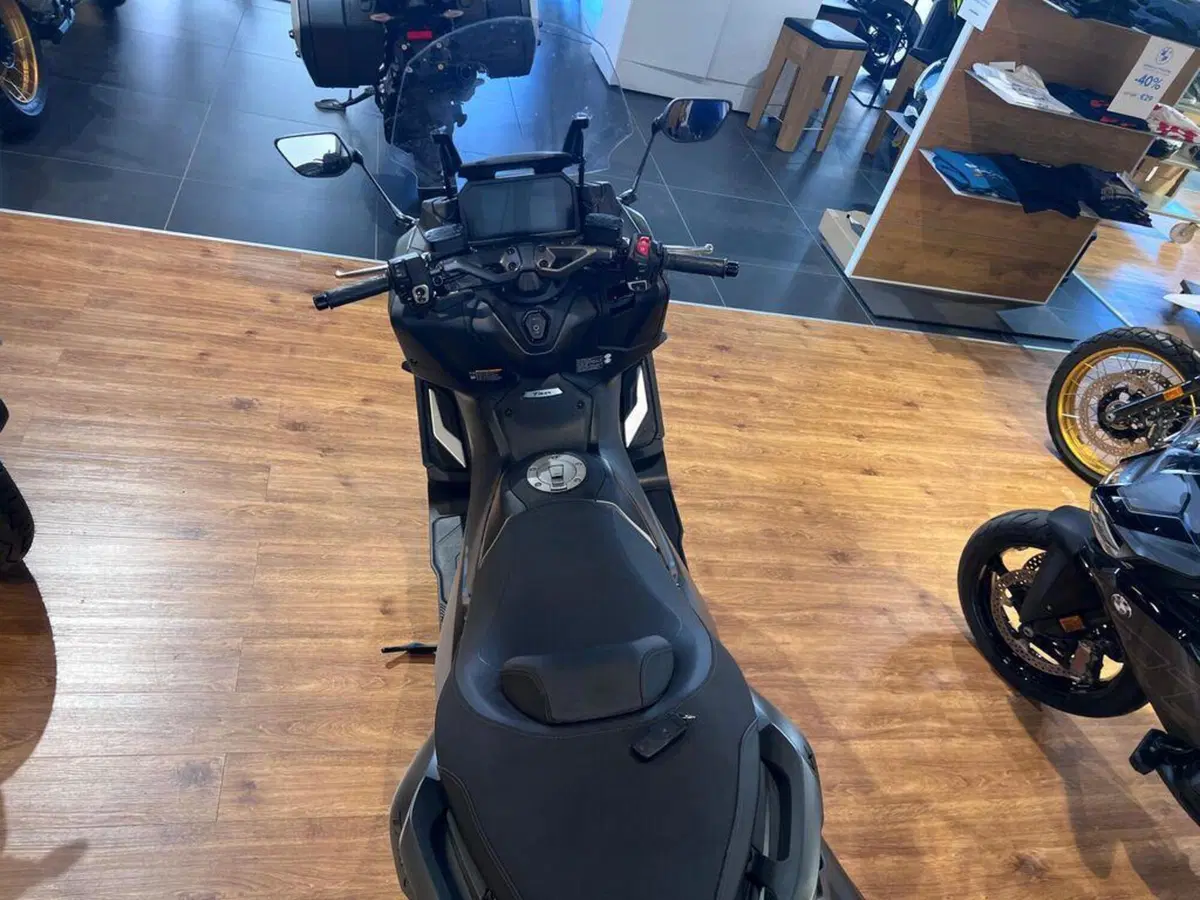 Yamaha T-Max 560 (2025 - 26) (7)