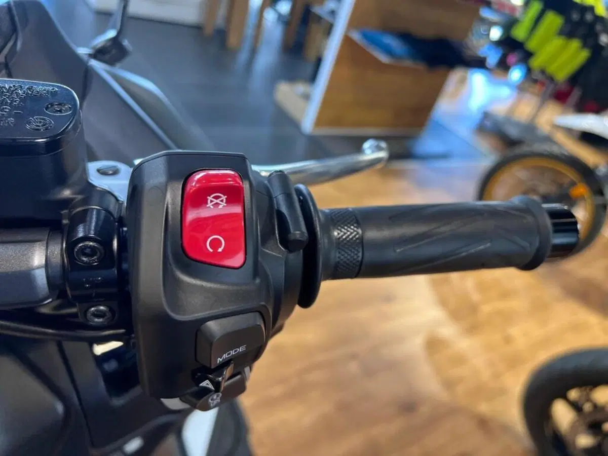 Yamaha T-Max 560 (2025 - 26) (12)