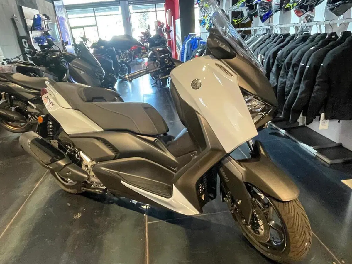 Yamaha X-Max 300 Tech Max (2025 - 26) (10)