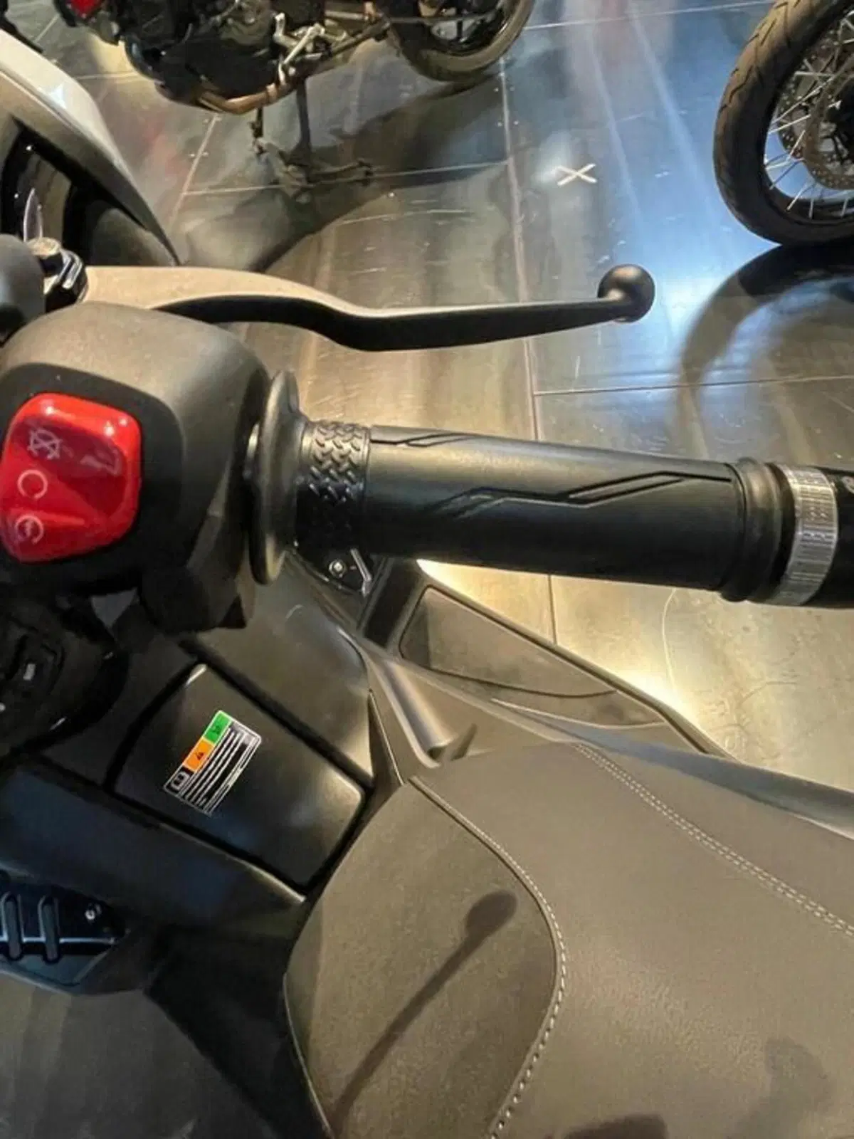 Yamaha X-Max 300 Tech Max (2025 - 26) (2)