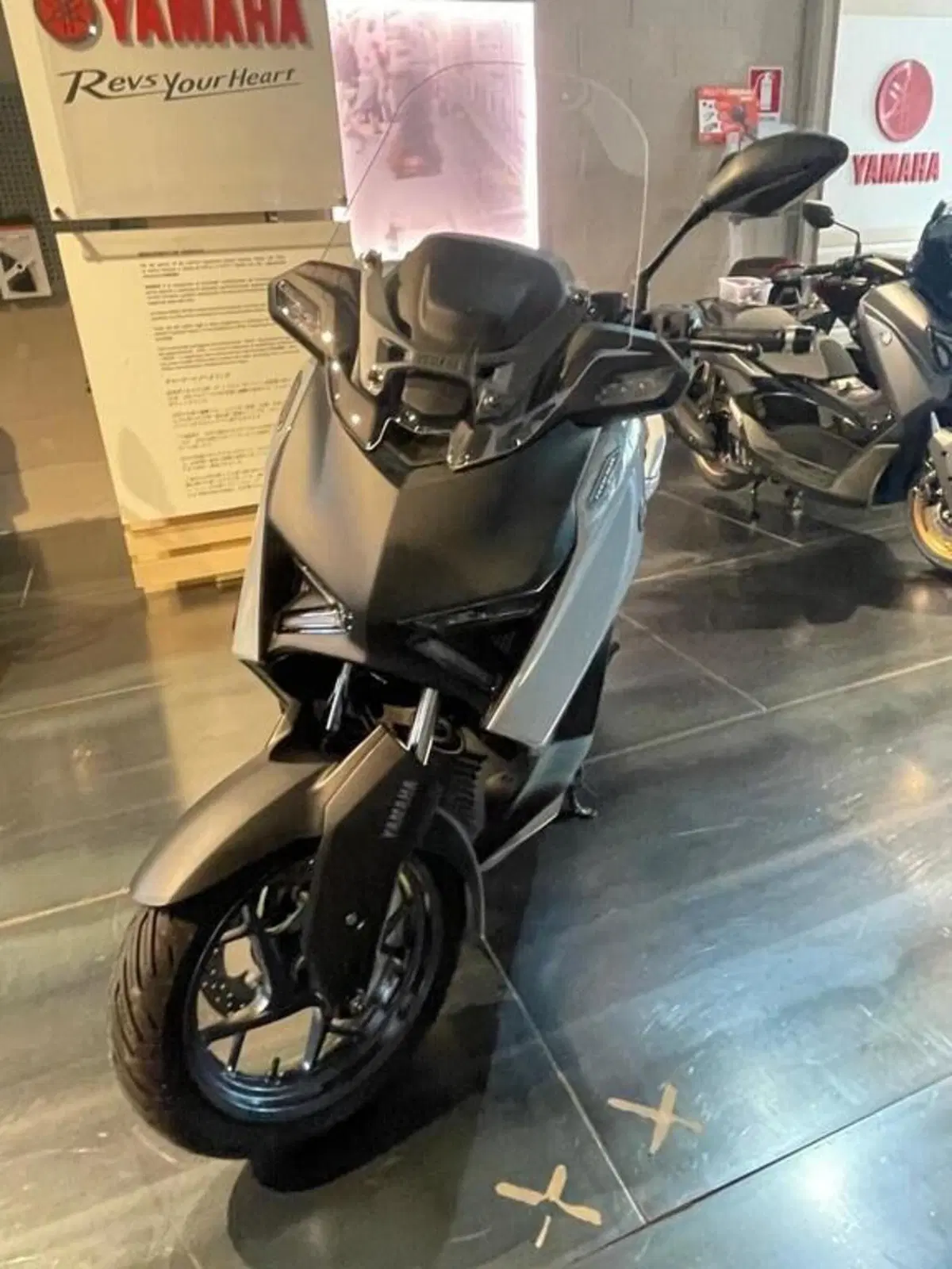 Yamaha X-Max 300 Tech Max (2025 - 26) (8)