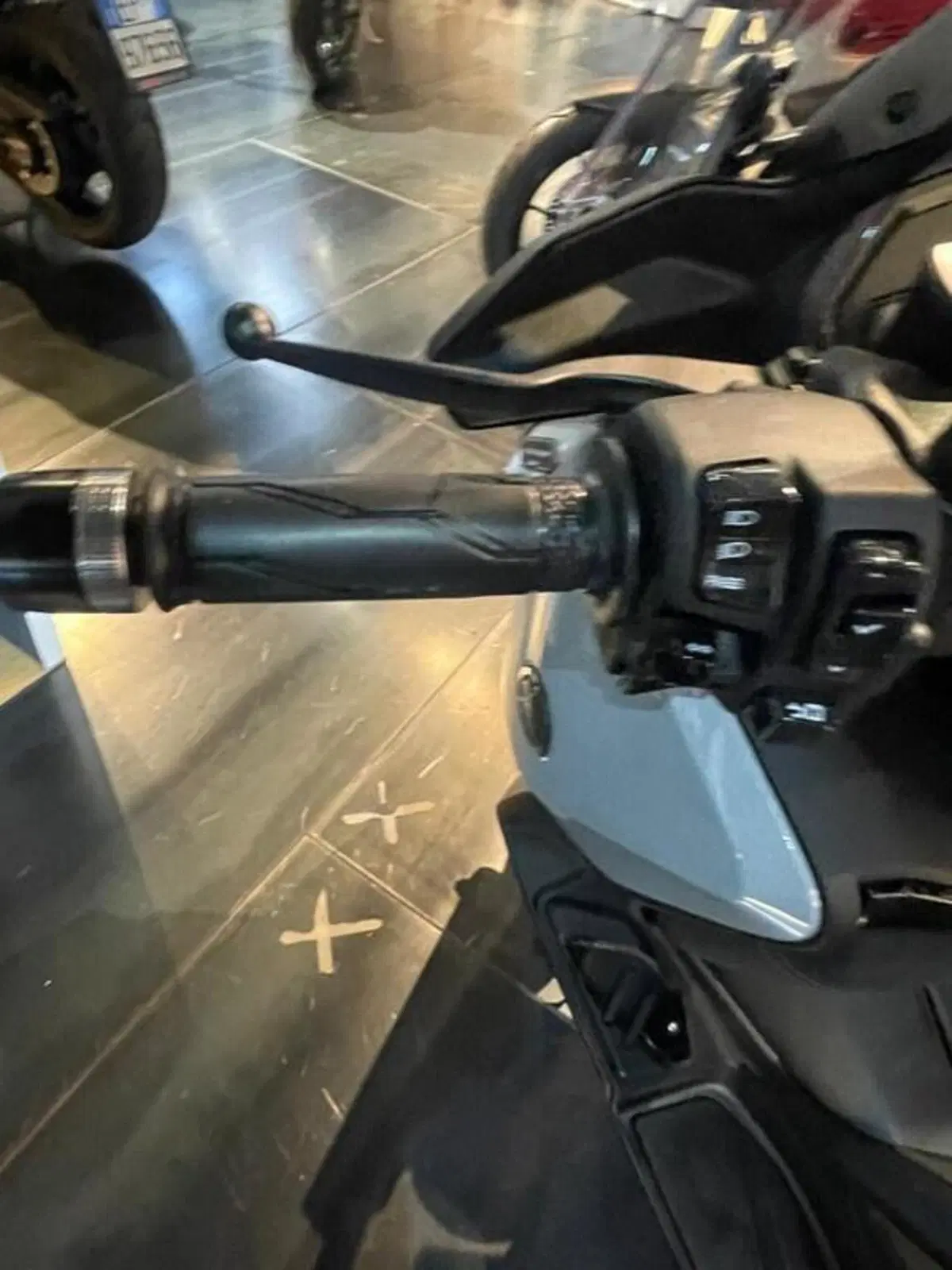 Yamaha X-Max 300 Tech Max (2025 - 26) (11)