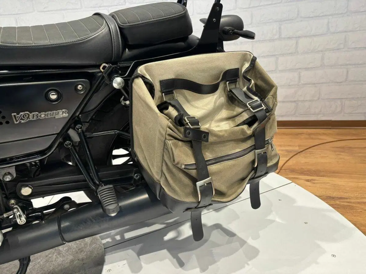Moto Guzzi V9 Bobber (2021 - 25) (9)