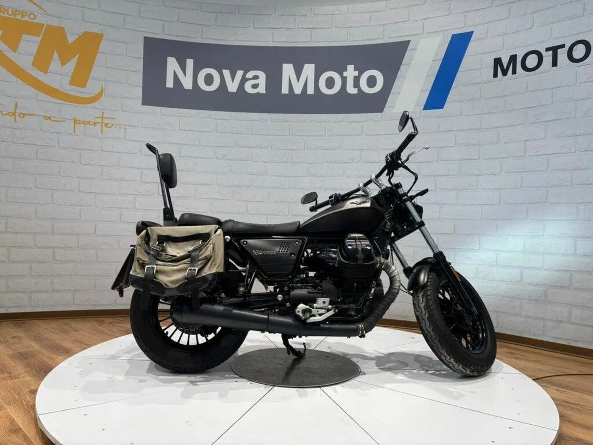 Moto Guzzi V9 Bobber (2021 - 25) (4)