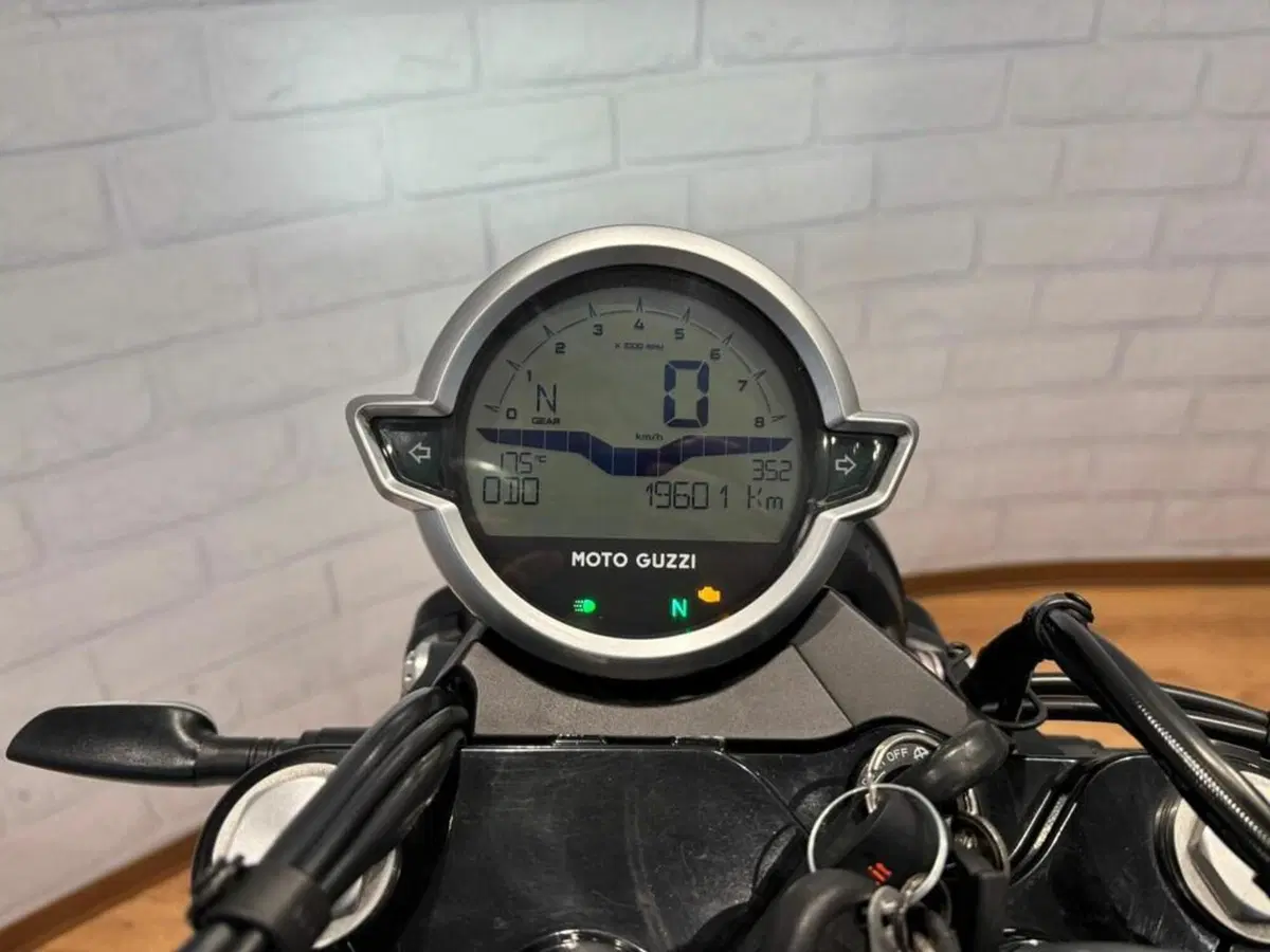 Moto Guzzi V9 Bobber (2021 - 25) (11)