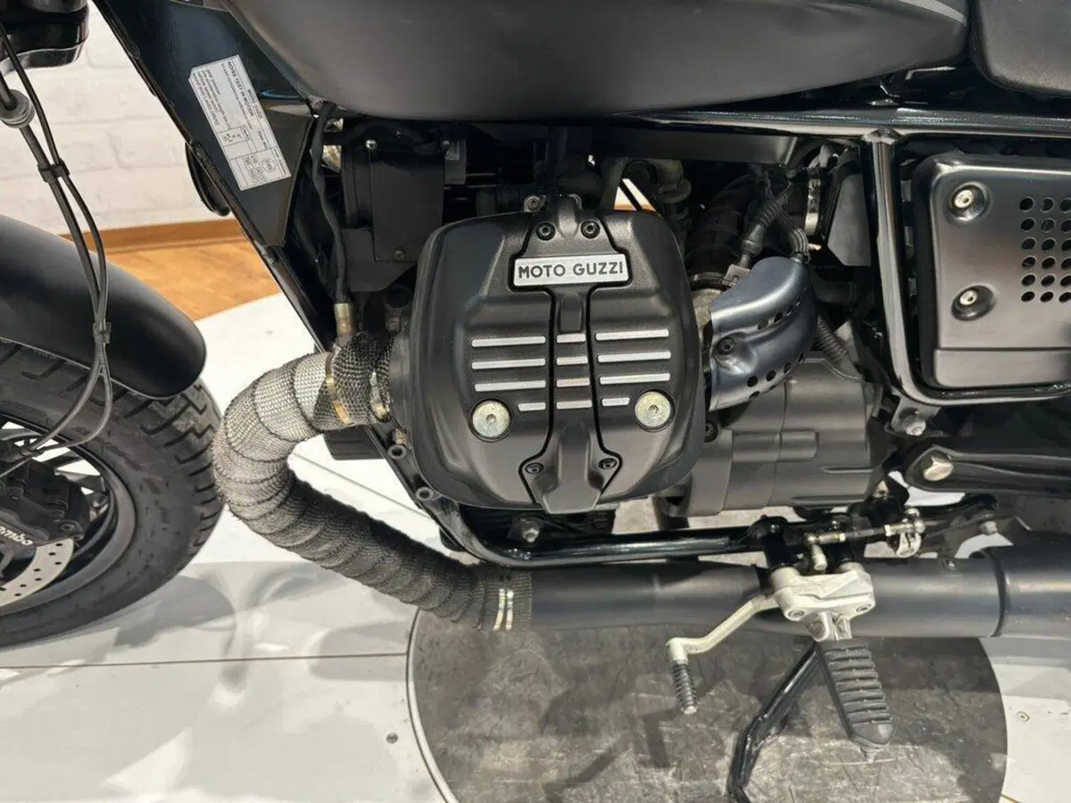 Moto Guzzi V9 Bobber (2021 - 25) (8)