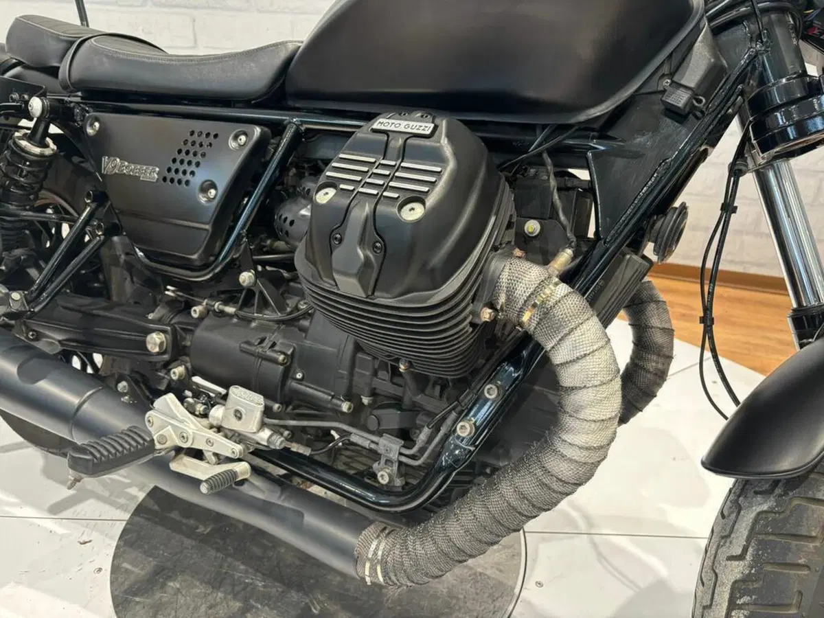 Moto Guzzi V9 Bobber (2021 - 25) (13)