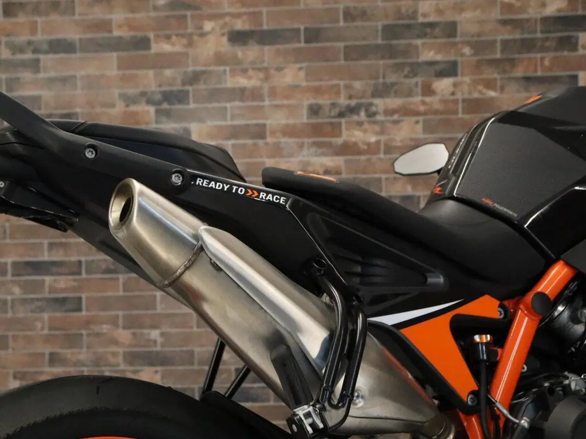 KTM 890 Duke R (2021) (10)