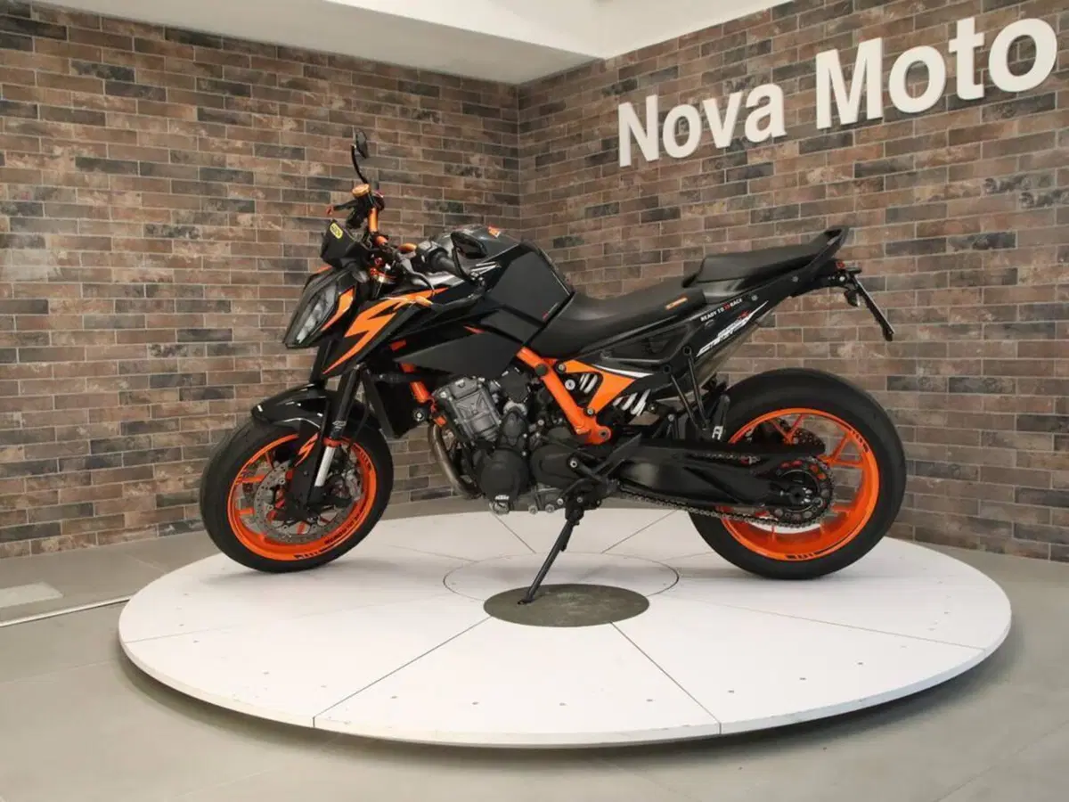 KTM 890 Duke R (2021)