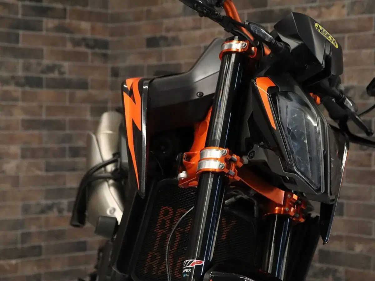 KTM 890 Duke R (2021) (13)