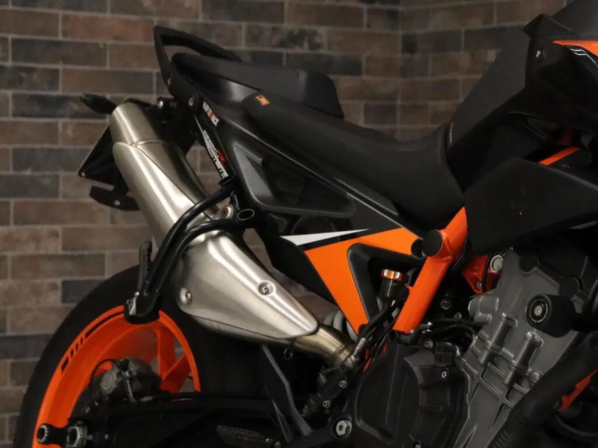 KTM 890 Duke R (2021) (14)