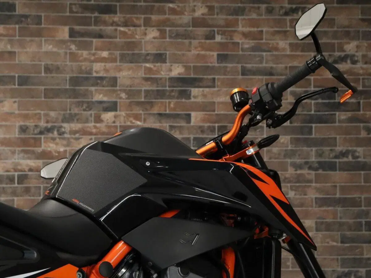 KTM 890 Duke R (2021) (9)