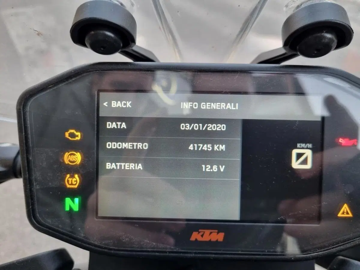 KTM 890 Duke R (2020) (11)