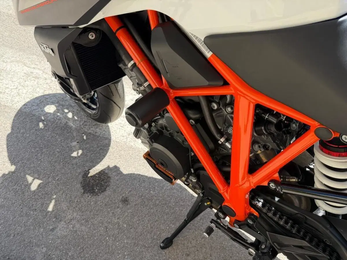 KTM 1290 Super Duke R (2019) (9)