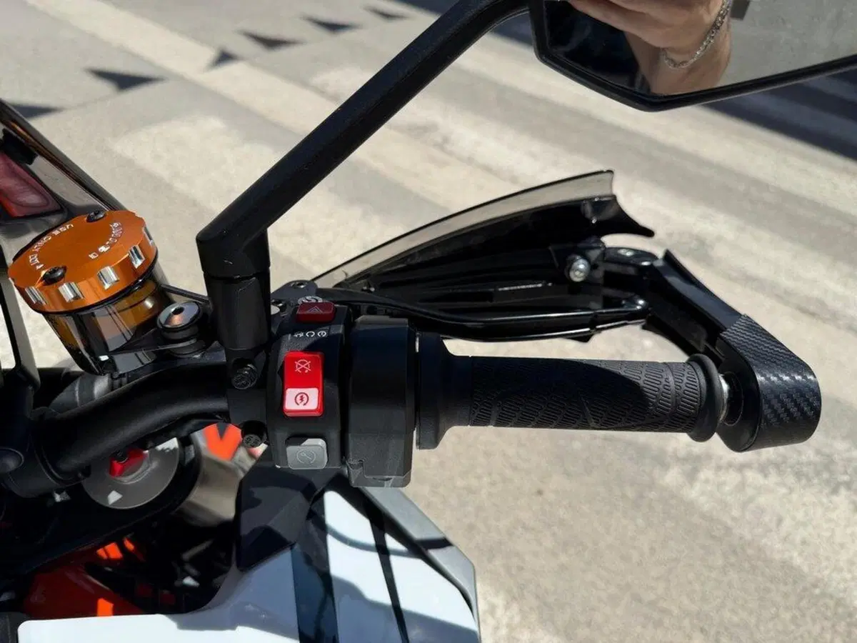 KTM 1290 Super Duke R (2019) (13)