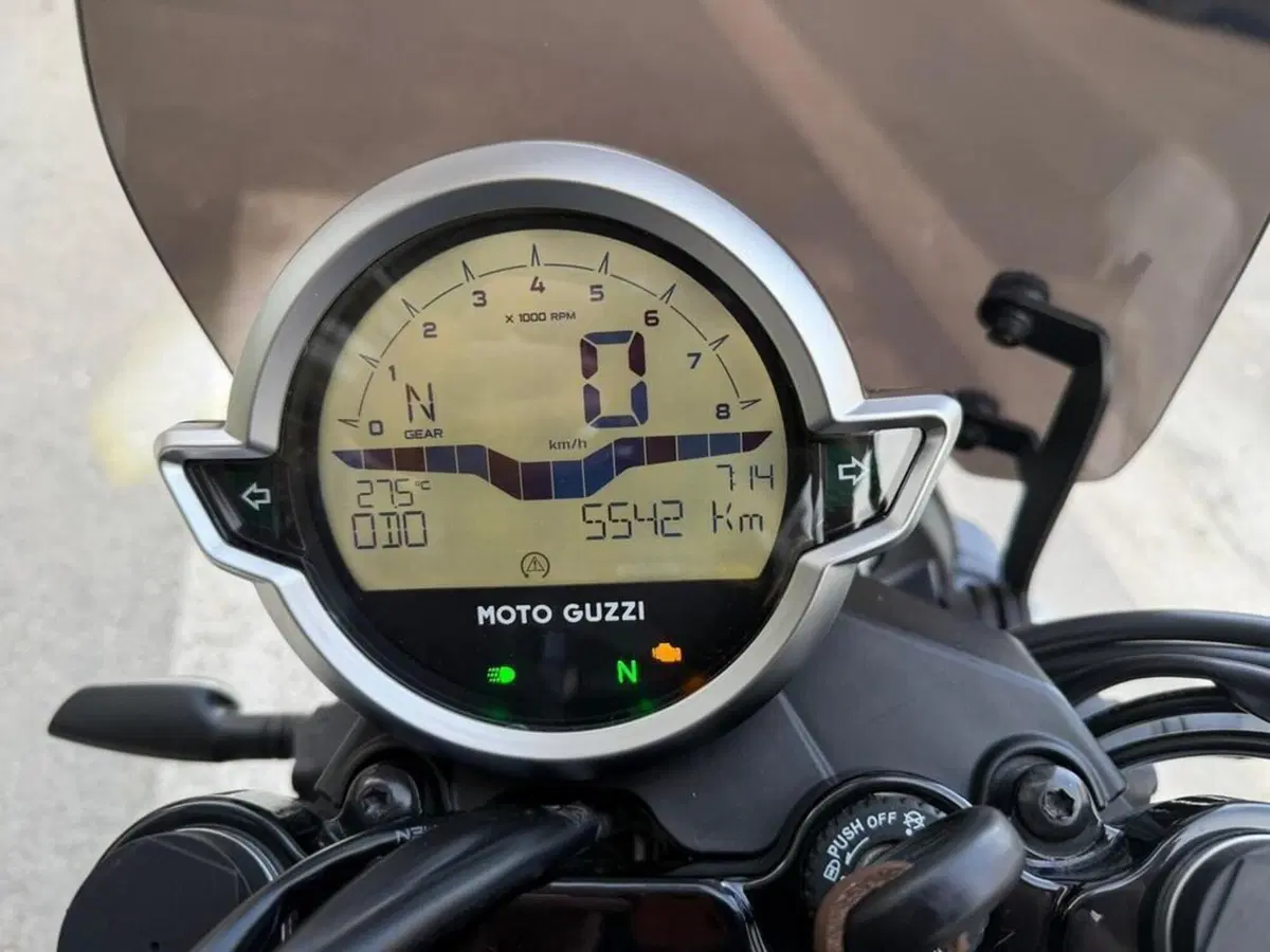 Moto Guzzi V7 Stone (2021 - 24) (13)