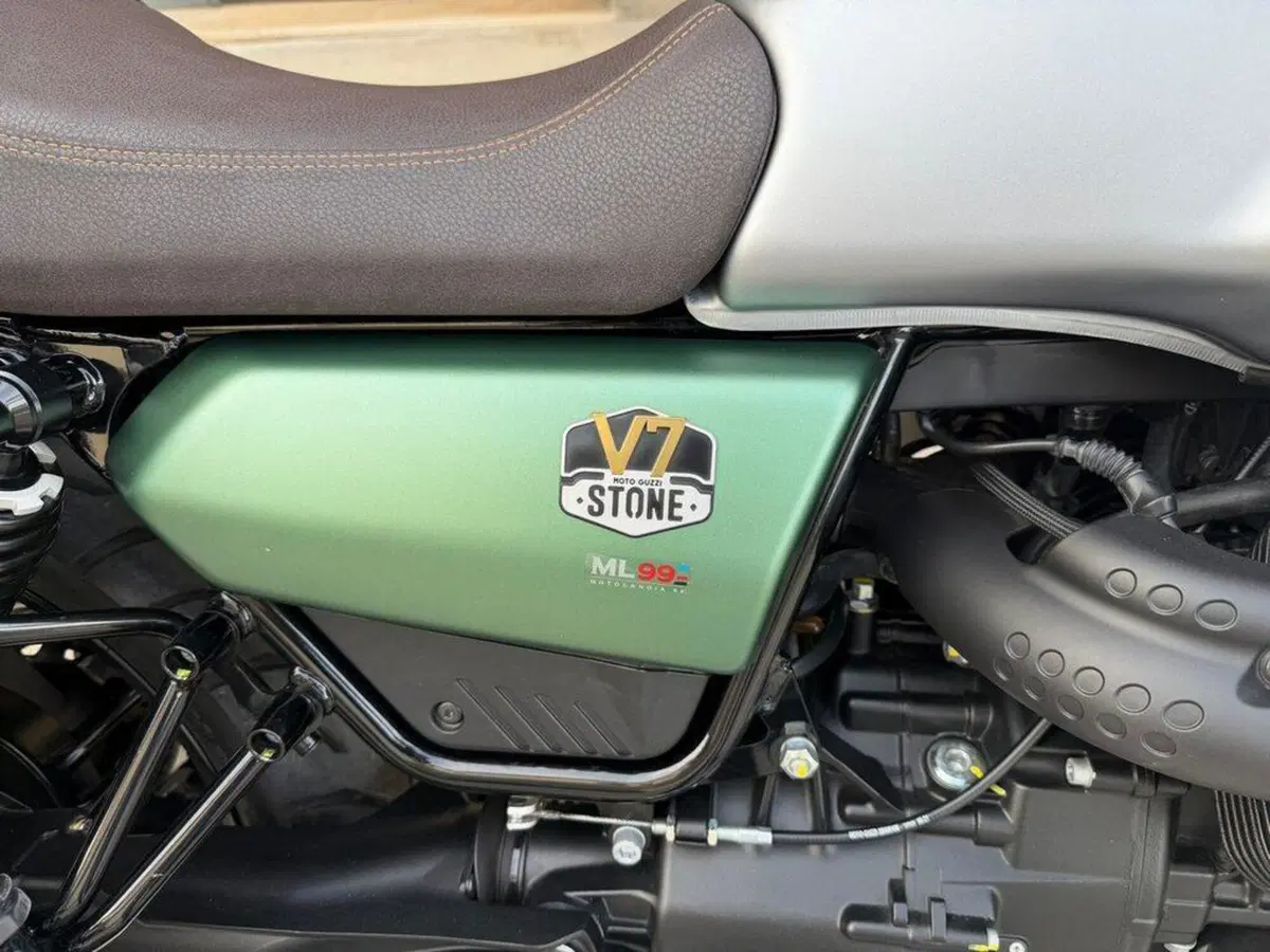Moto Guzzi V7 Stone (2021 - 24) (7)