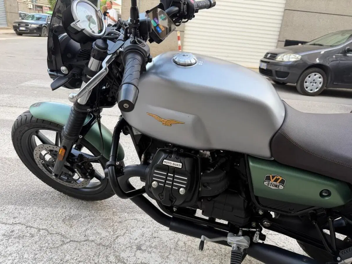 Moto Guzzi V7 Stone (2021 - 24) (10)