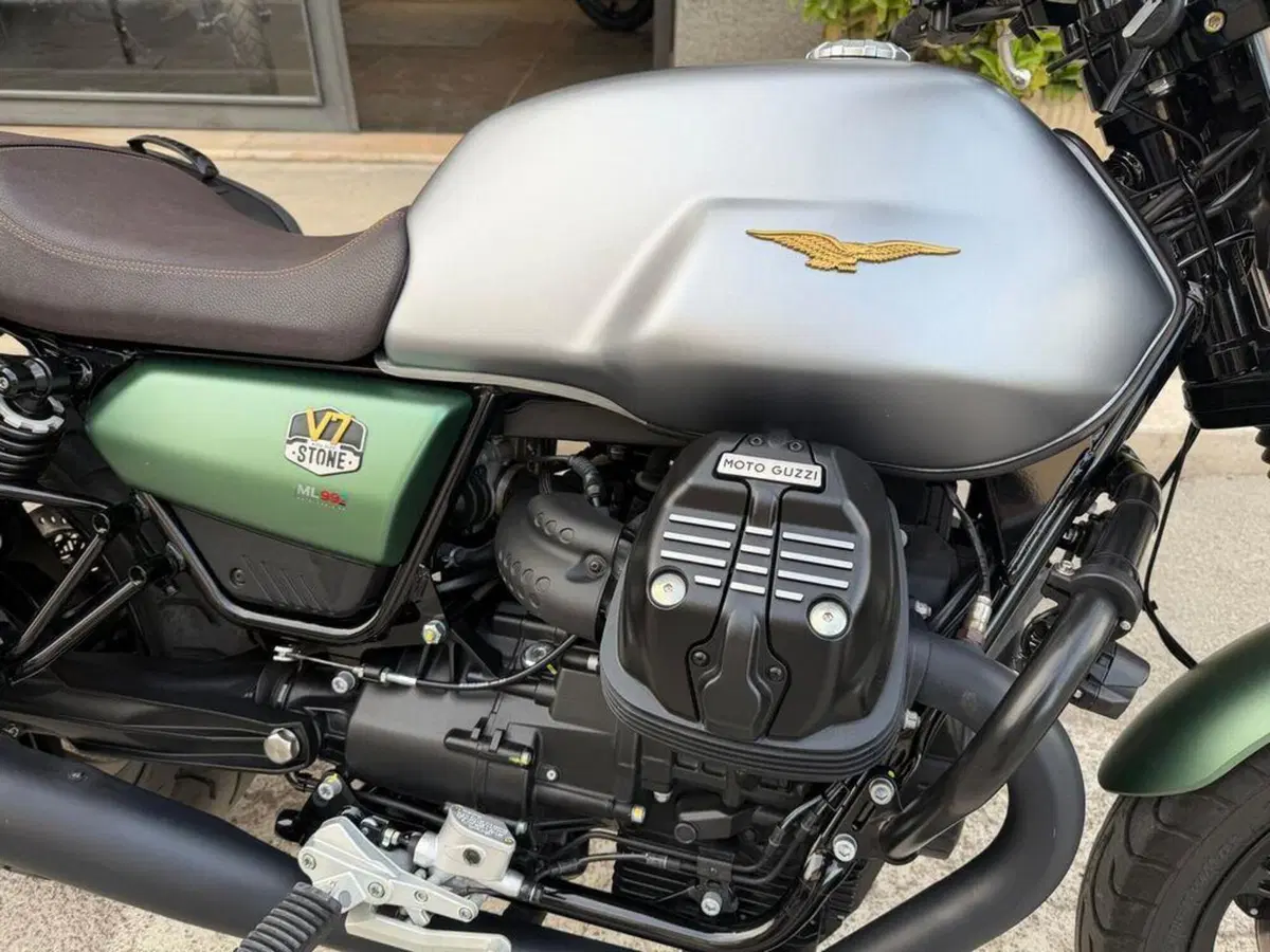 Moto Guzzi V7 Stone (2021 - 24) (5)