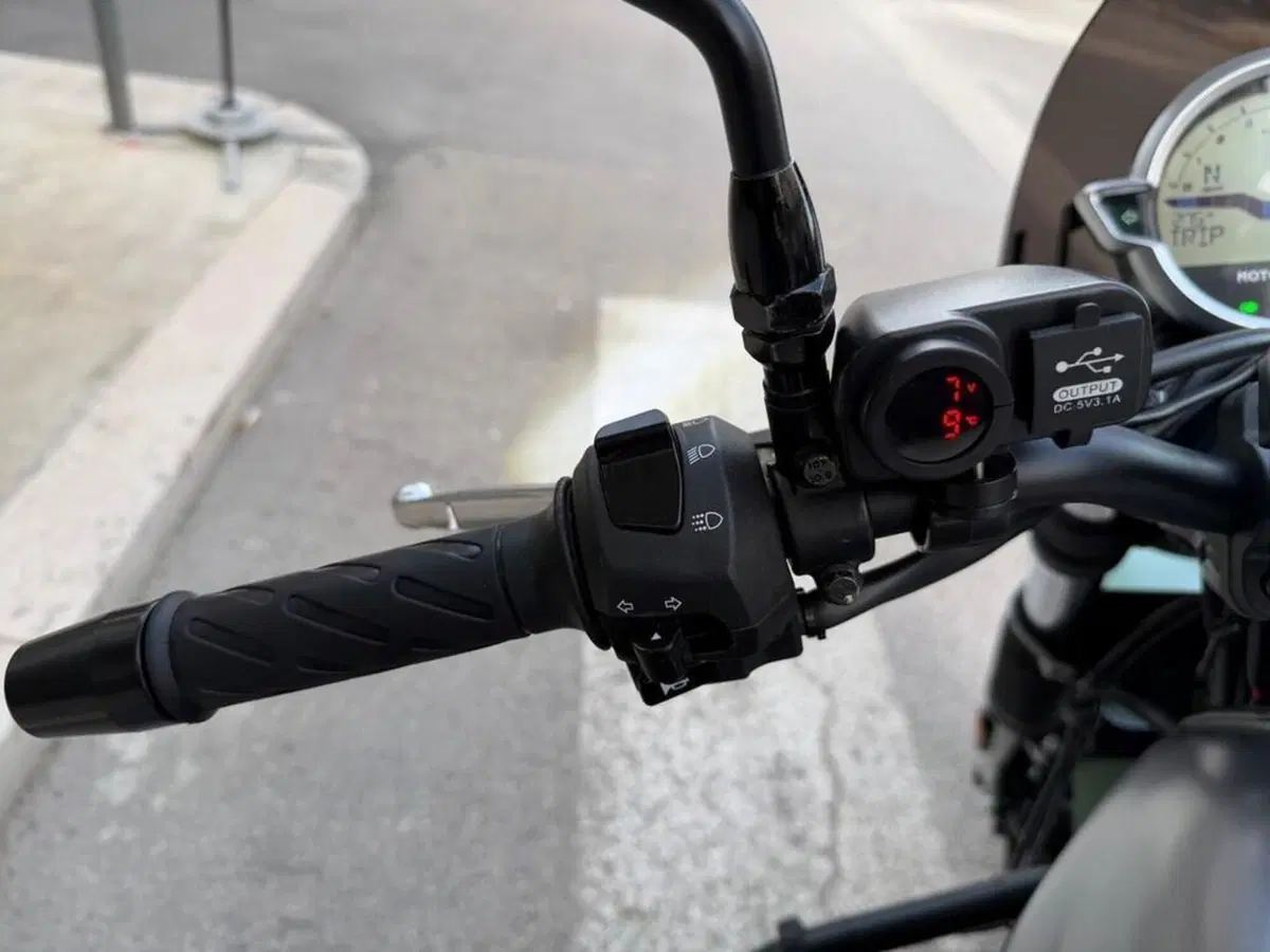 Moto Guzzi V7 Stone (2021 - 24) (11)